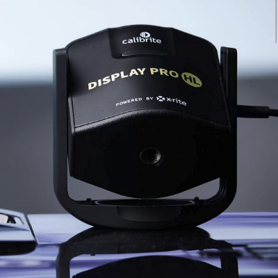 Le Display Pro HL de Calibrite et son capteur pour calibrer un vidéoprojecteur