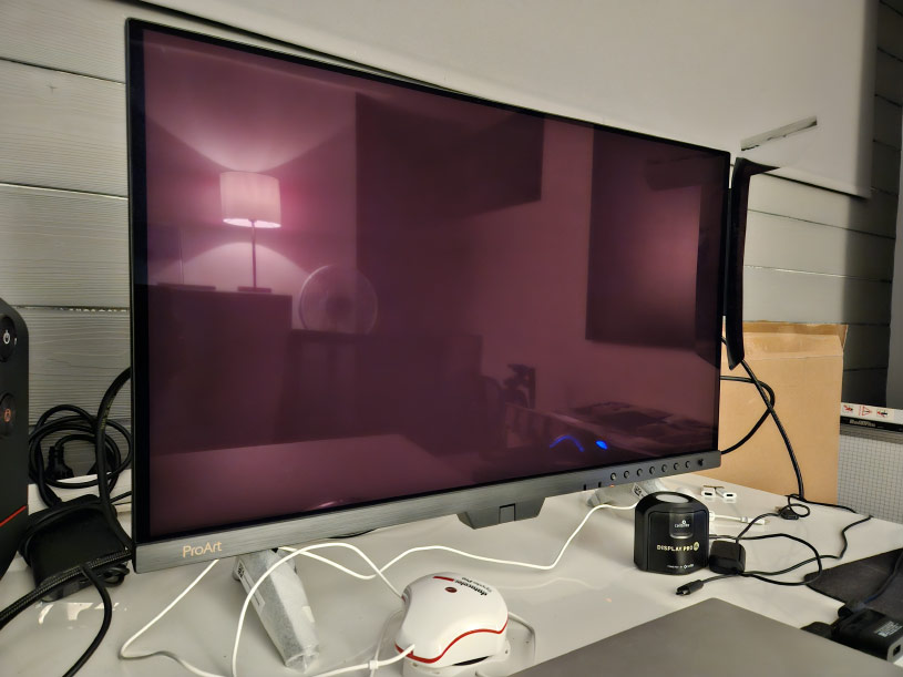 Dalle brillante de l'ASUS PA27USD et son traitement antireflet.