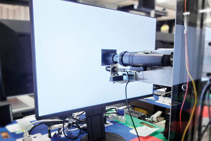 Mesure de l'uniformité de la dalle de l'écran EIZO CG3100X en usine