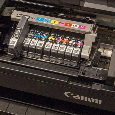 Chargement des cartouches d'encre sur l'imprimante Canon PRO-300 